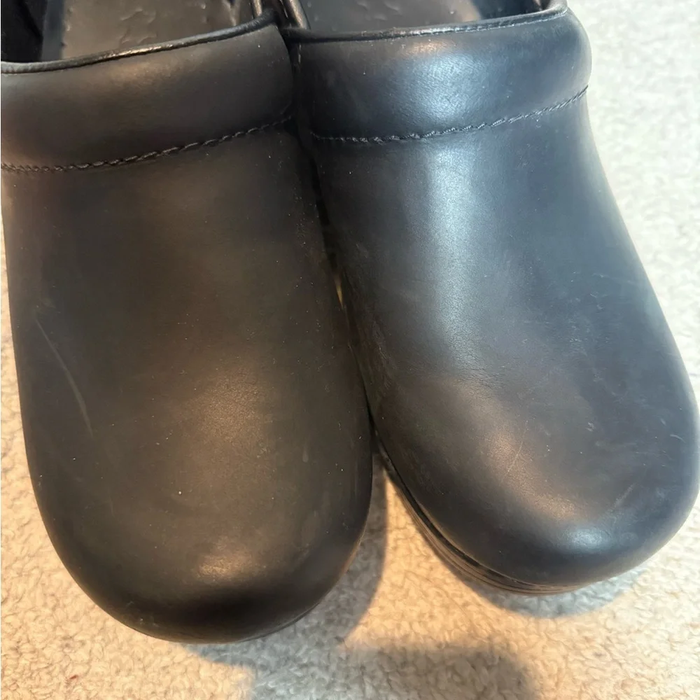 LIKE NEW Dansko Black Slip-On Clogs, Women’s 38 // 7.5-8 - Picture 9 of 10